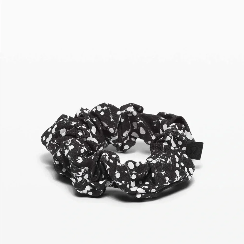 🆕⭐️ Lululemon Uplifting Scrunchie Reflective Crinkle Dust Alpine White